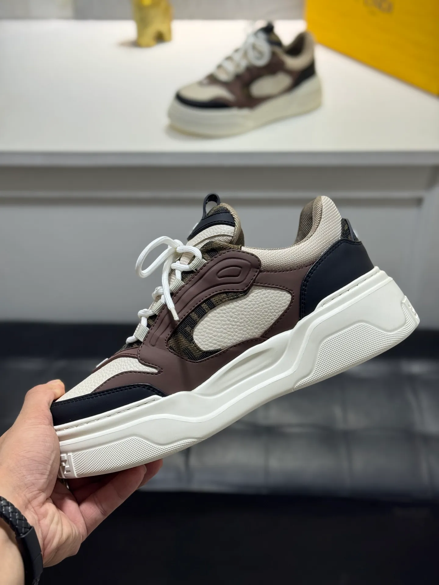 FENDI Fendi high version latest Force series calfskin FF men's shoes 💰560 [new style] 🦥🦥 mesh round toe thick sole low-top sports sneakers, these Force lace-up low-top shoes. Made of white full-grain leather and white and brown smooth leather. Padded. Brown FF jacquard and yellow technical fabric details. Lightweight and thick white sole with FF pattern details on the toe and heel ✔️Fabric: Imported first-layer cowhide breathable mesh ✔️Inner lining: Customized breathable mesh ✔️Sole: Open-molded rubber foam material ✔️Sole thickness: 7CM Size: #Men's 38-44 (45 is custom-made and cannot be returned or exchanged